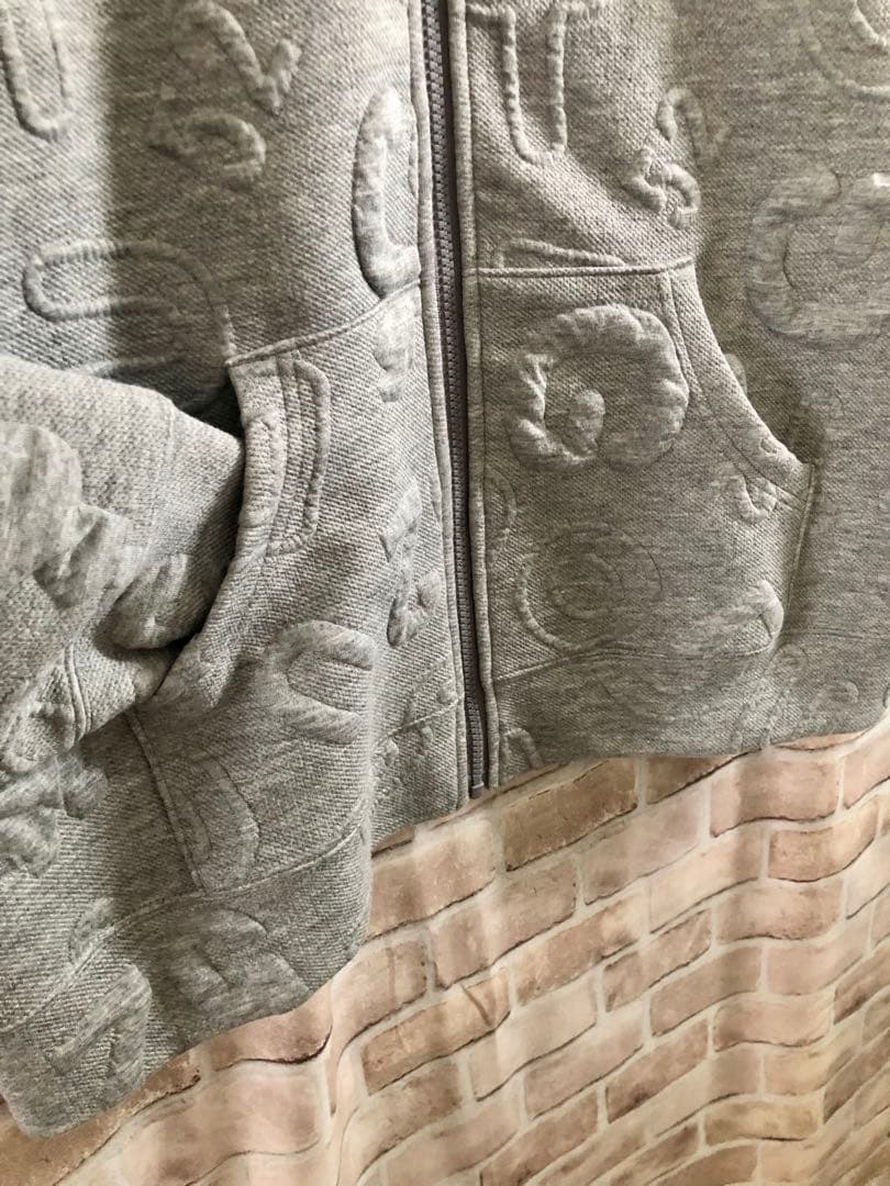 ドラッグストアーズ ★ぷくぷくエンボスロゴ模様のジップアップパーカー★グレー