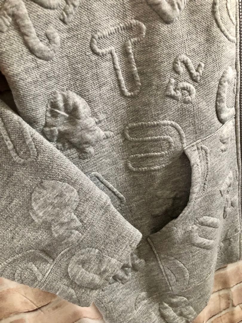 ドラッグストアーズ ★ぷくぷくエンボスロゴ模様のジップアップパーカー★グレー