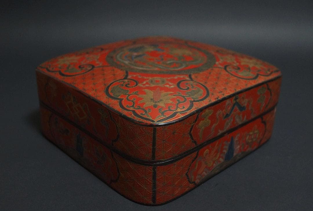 清 木製彫填漆塗 細工彫り『牡丹鳳凰八宝祥瑞文』金彩蒔絵 面取喰籠 蓋物 菓子器