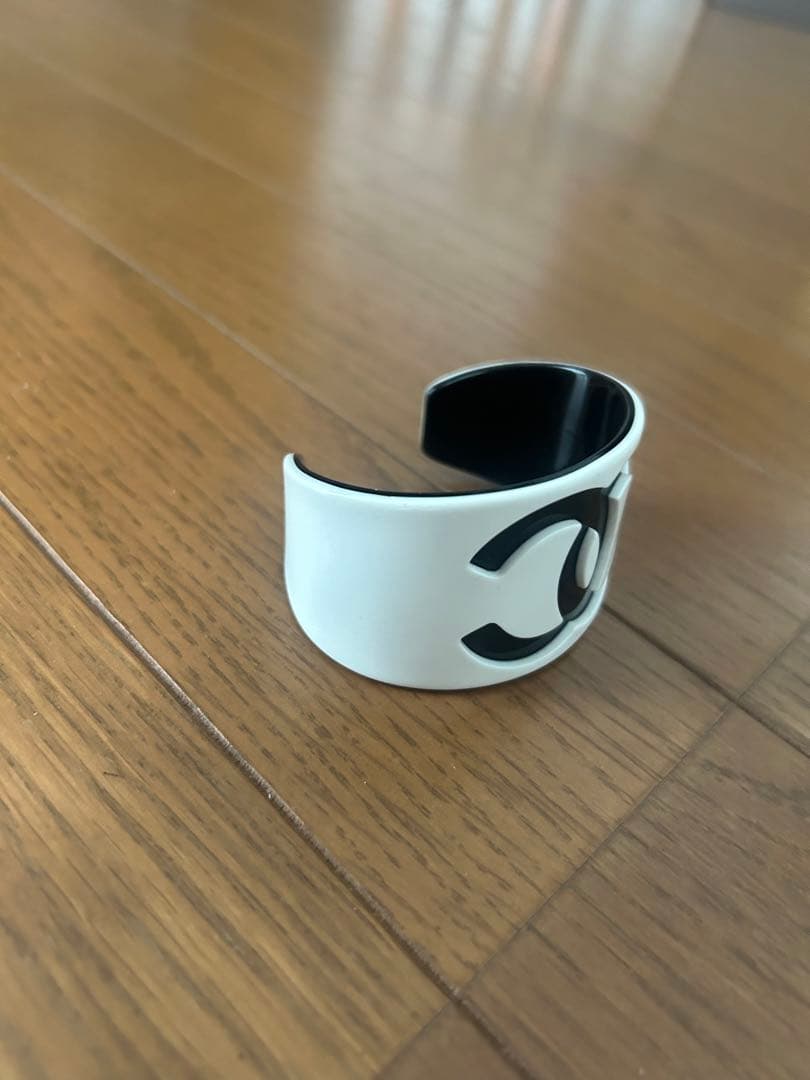 CHANEL ロゴ バングル ホワイト・ブラック