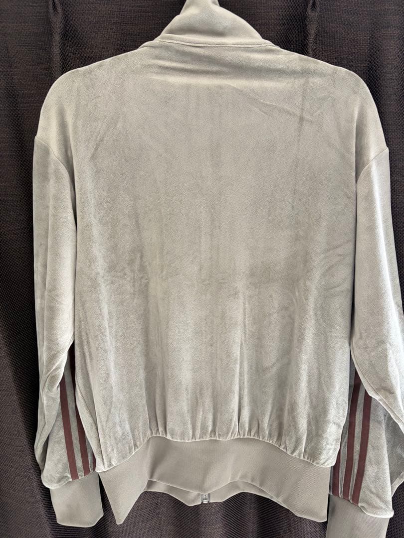 adidas ベロア トラックジャケット ベージュ