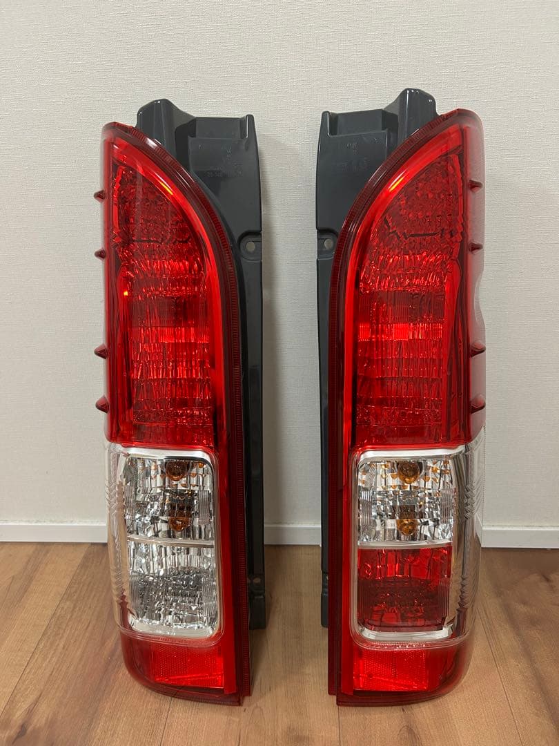 ハイエース 純正寒冷地仕様テールランプ 2個セット