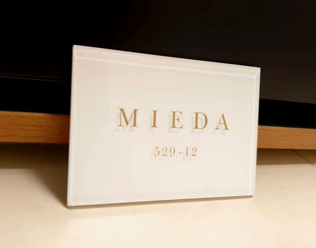 primera.momo＊白ベース・ゴールド文字アクリル表札＊ＵＶ印刷