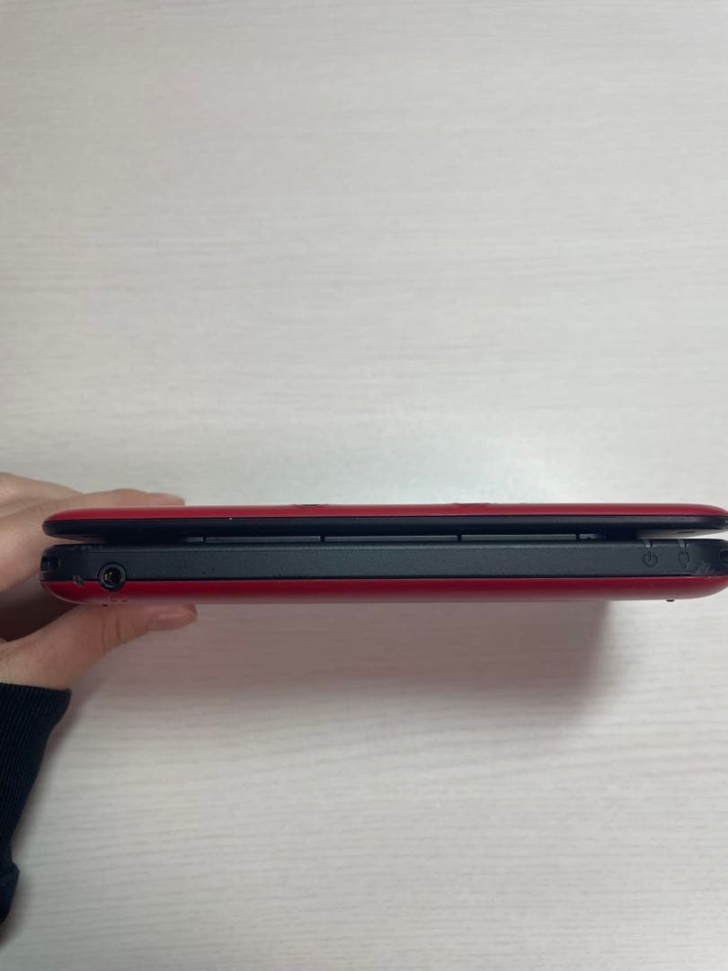 任天堂　ニンテンドー3DSLL 本体レッド×ブラック　匿名配送　カセット付き