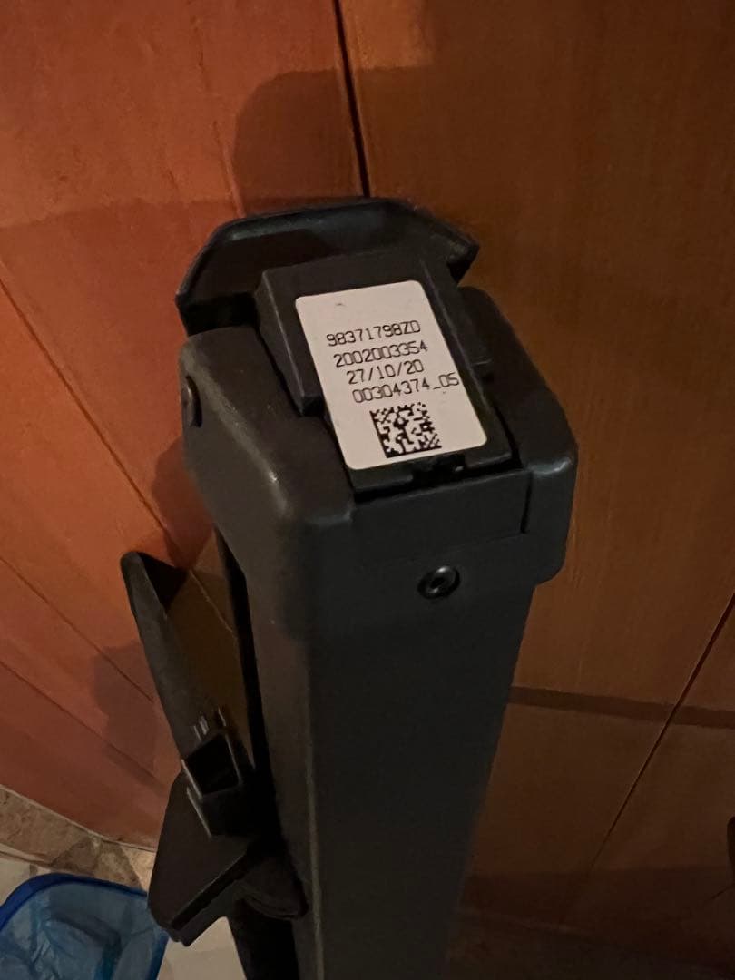 プジョー5008 トノカバー