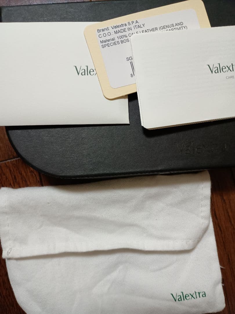 断捨離中★ヴァレクストラ★美品★二つ折り財布