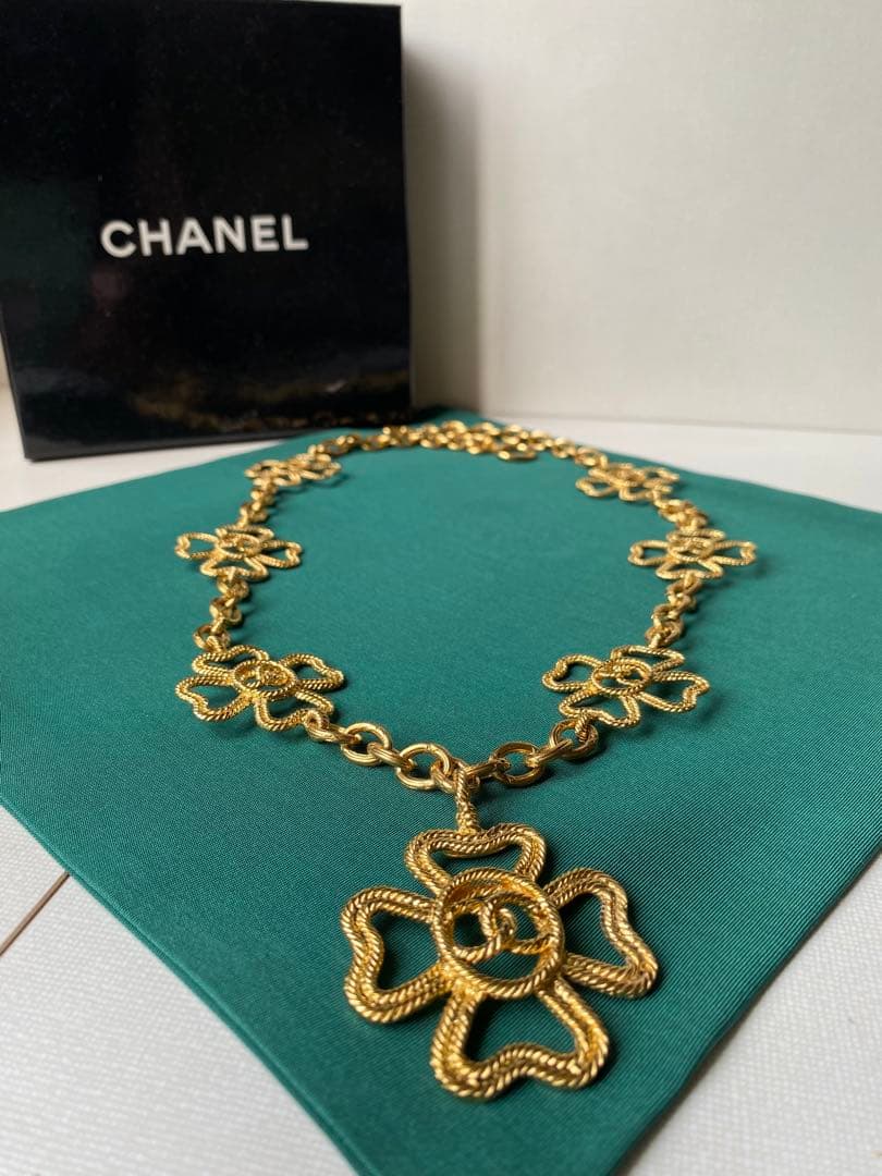 幸兵衛窯　四方皿とシャネルネックレス