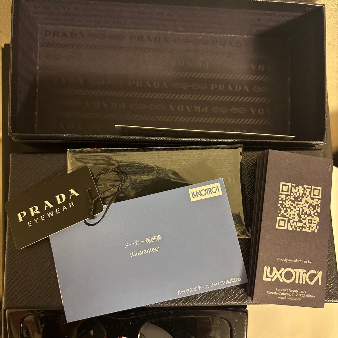 PRADA三角ロゴサングラス