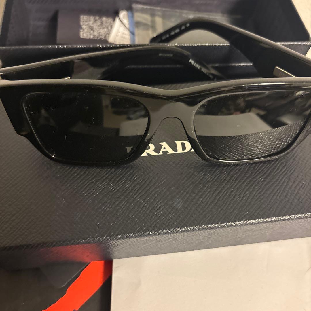PRADA三角ロゴサングラス