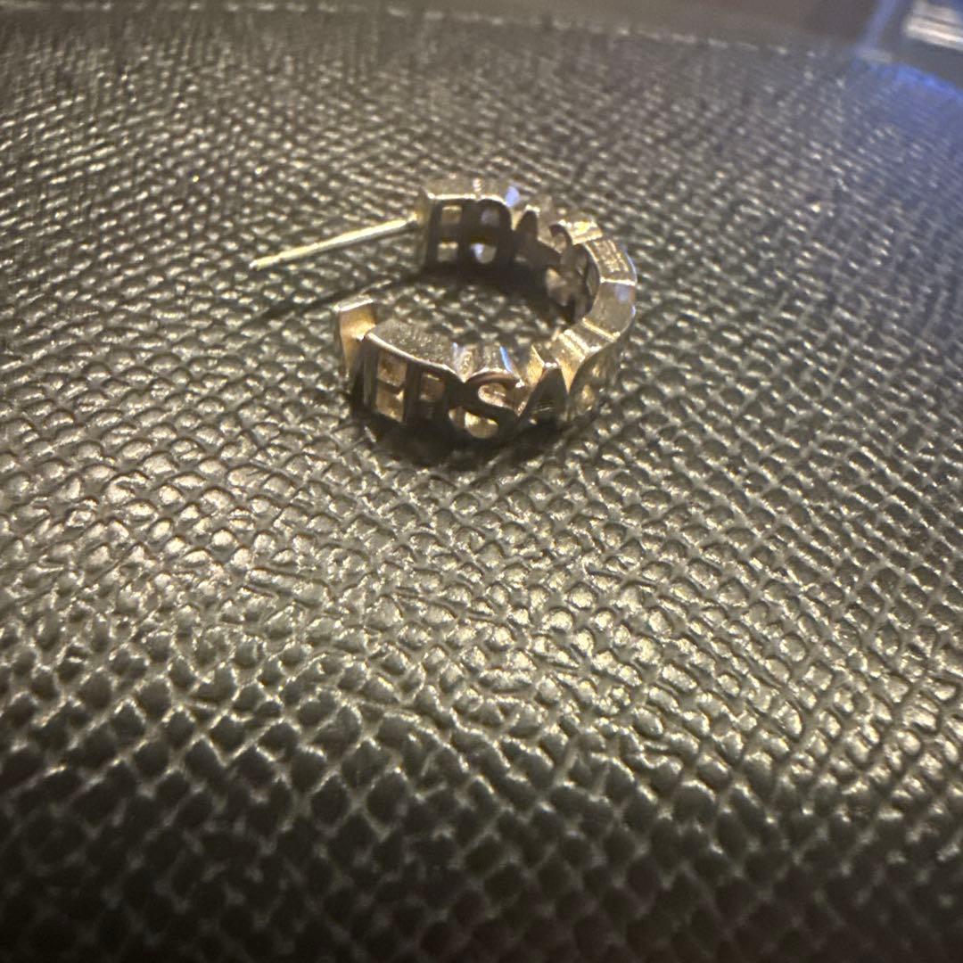 VERSACE シルバー ロゴ フープピアス
