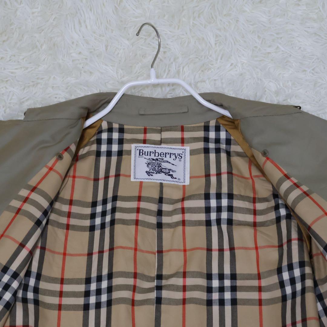 ベージュ ダブルブレスト トレンチコート