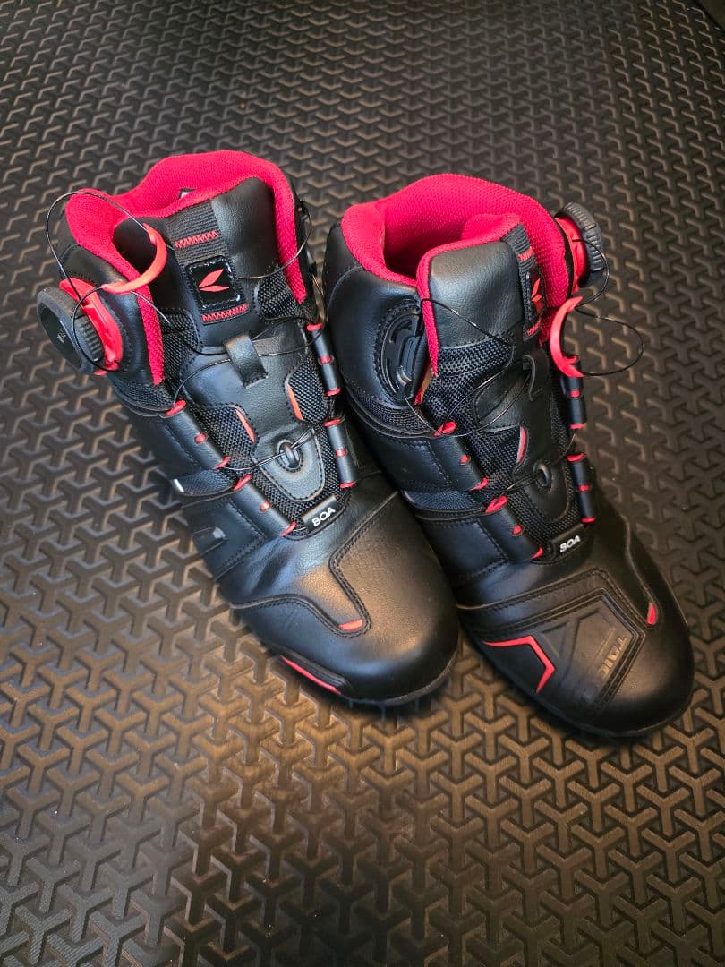 美品 TAICHI バイクシューズ BOAシステム ブラック/レッド 25.0