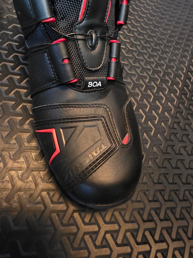 美品 TAICHI バイクシューズ BOAシステム ブラック/レッド 25.0