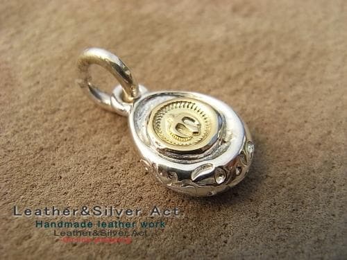 イーグルペンダントトップ　シルバーネックレス　ゴールド（ｋ18）イーグル手彫り