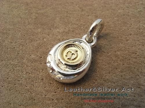 イーグルペンダントトップ　シルバーネックレス　ゴールド（ｋ18）イーグル手彫り