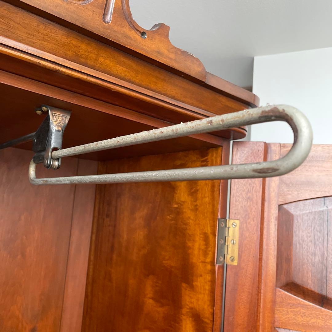 イギリスアンティークのマホガニー製ワードローブ