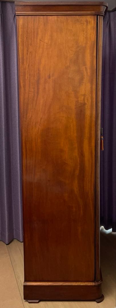 イギリスアンティークのマホガニー製ワードローブ