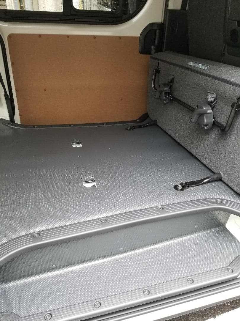 新車取り外し　200系ハイエース標準ボディ（5ドア車）荷台カーペット