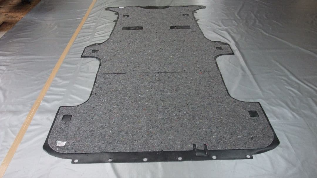 新車取り外し　200系ハイエース標準ボディ（5ドア車）荷台カーペット