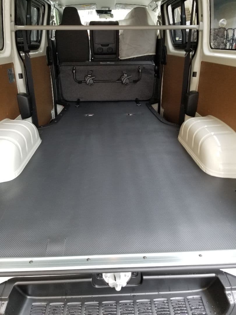 新車取り外し　200系ハイエース標準ボディ（5ドア車）荷台カーペット