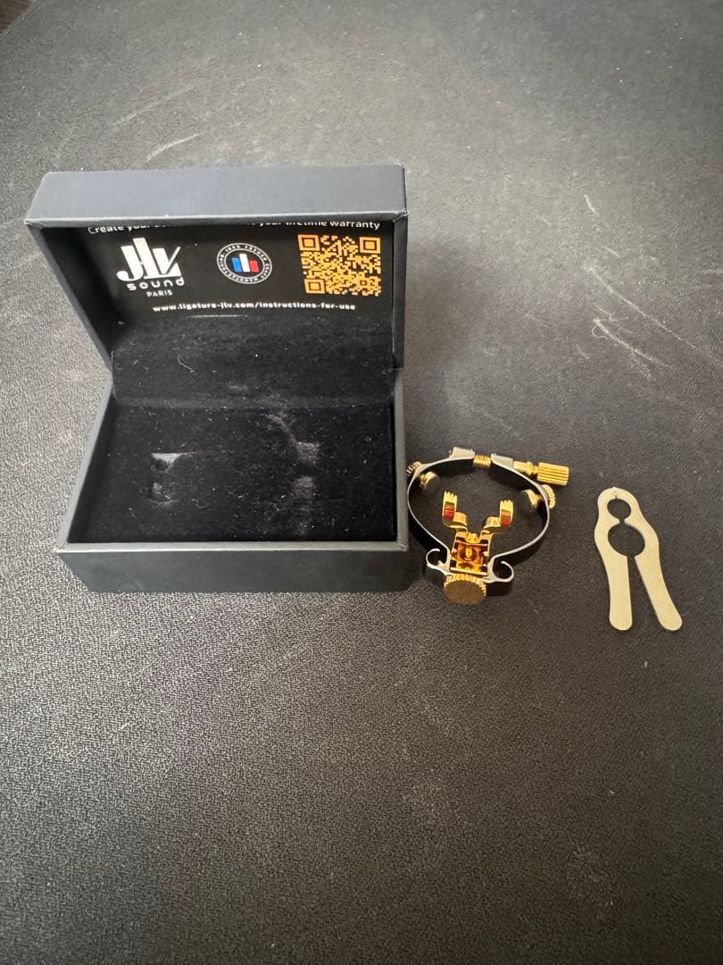 JLV アルトサックスリガチャー プラチナ仕上げ