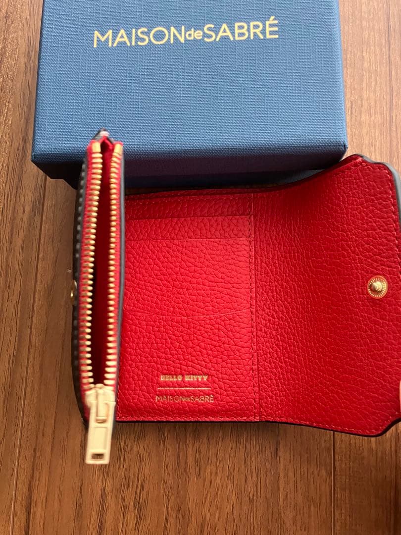 MAISON de SABRE限定コラボ ハローキティ 三つ折り財布