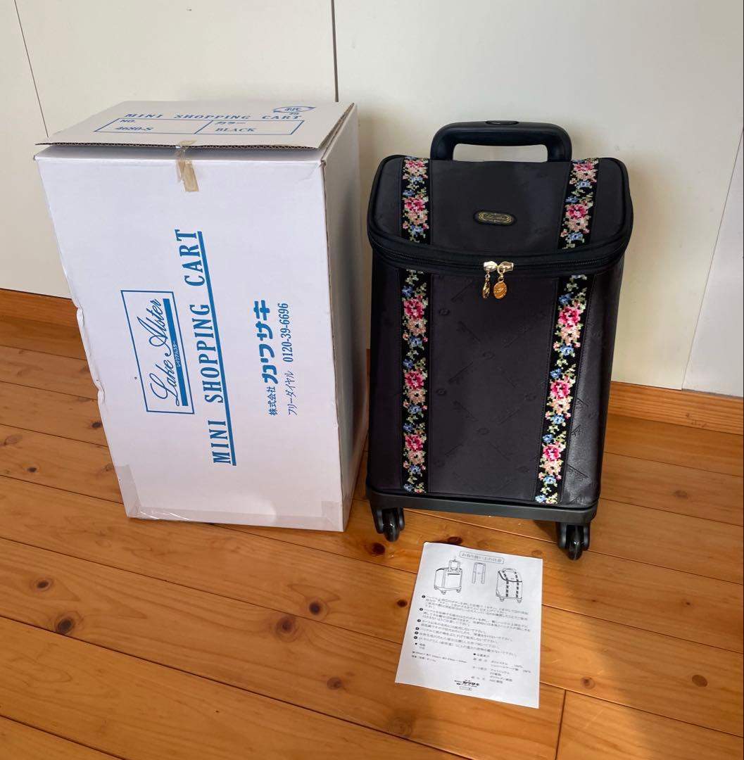 【新品未使用・定価の半額】ブラック 花柄ストライプ キャリーケース　カワサキ製