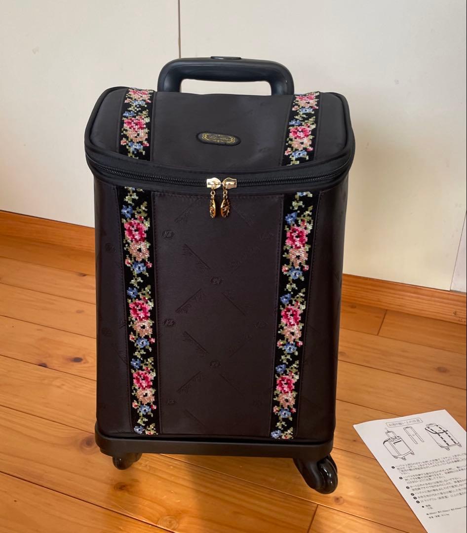 【新品未使用・定価の半額】ブラック 花柄ストライプ キャリーケース　カワサキ製