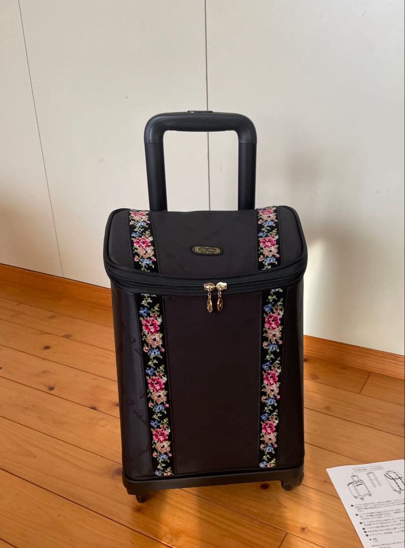 【新品未使用・定価の半額】ブラック 花柄ストライプ キャリーケース　カワサキ製