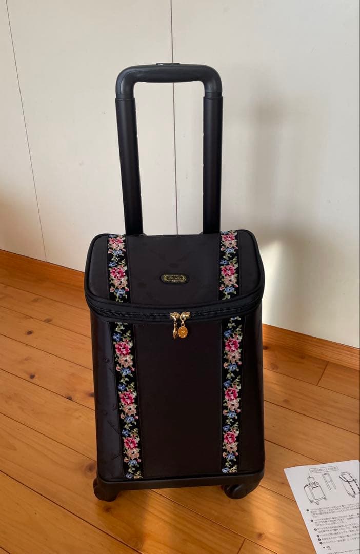 【新品未使用・定価の半額】ブラック 花柄ストライプ キャリーケース　カワサキ製