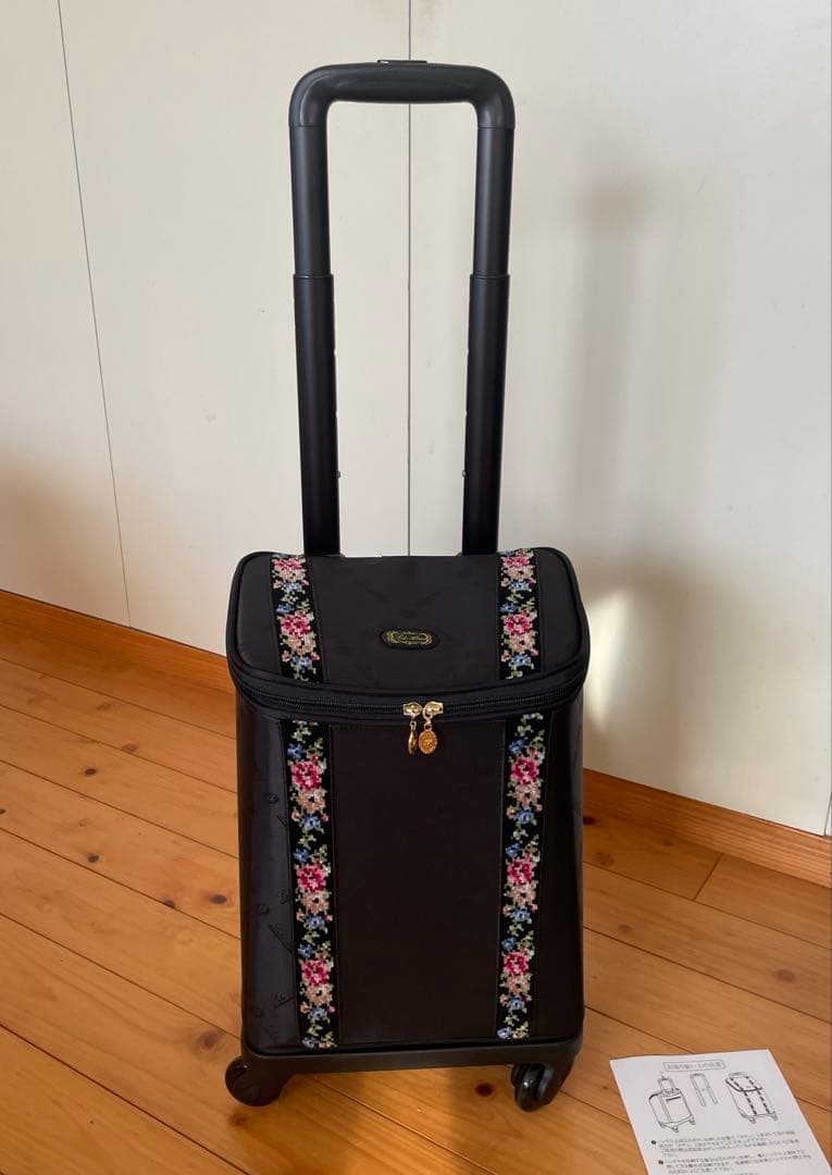 【新品未使用・定価の半額】ブラック 花柄ストライプ キャリーケース　カワサキ製