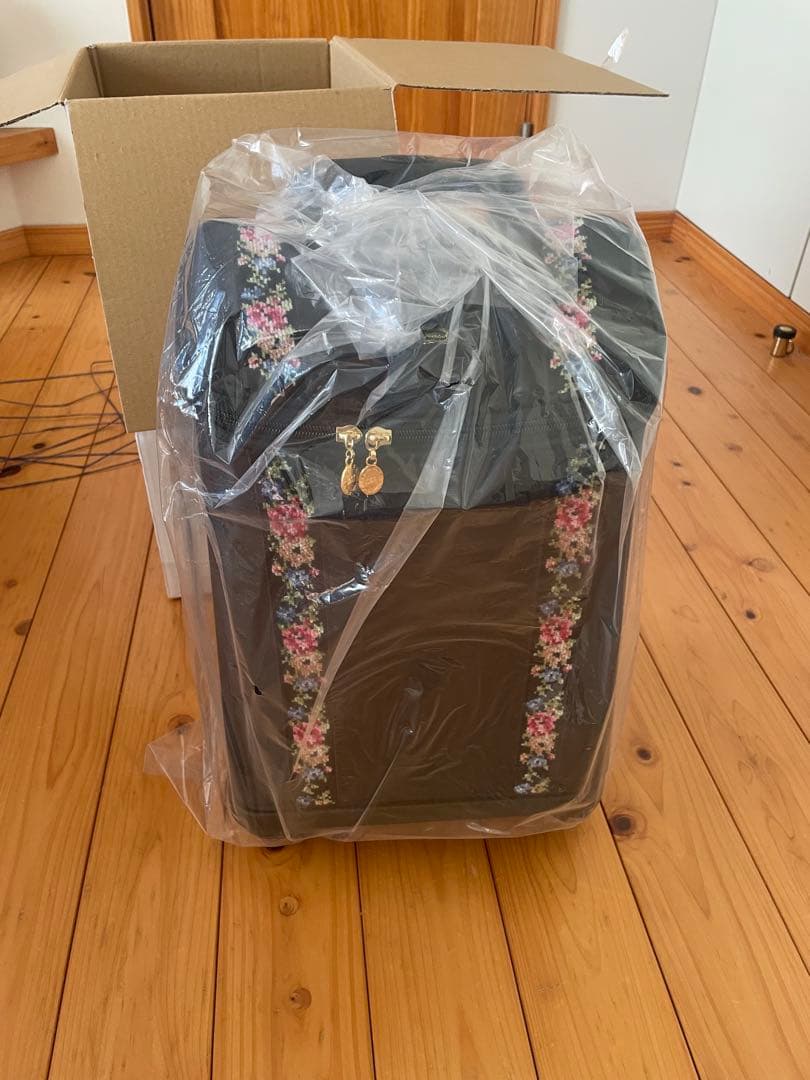 【新品未使用・定価の半額】ブラック 花柄ストライプ キャリーケース　カワサキ製