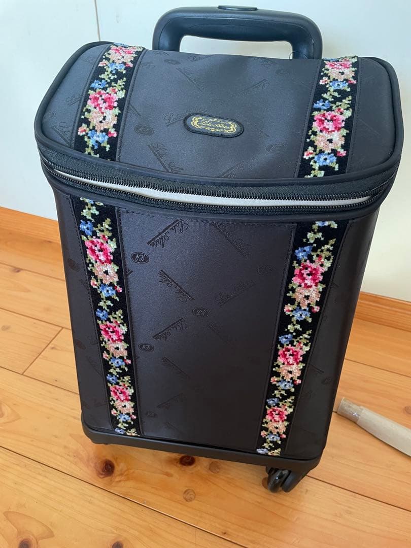 【新品未使用・定価の半額】ブラック 花柄ストライプ キャリーケース　カワサキ製