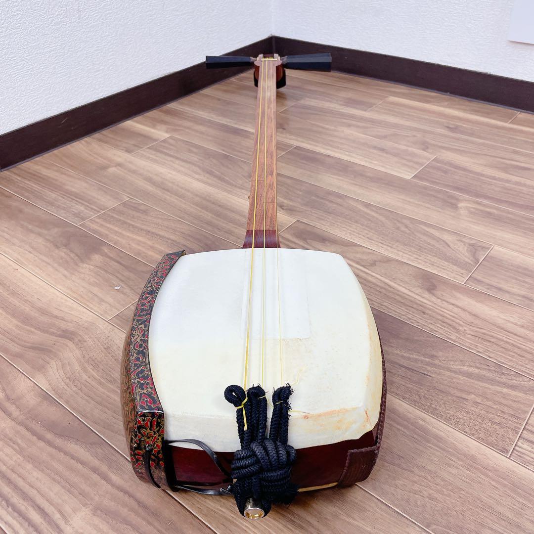 津軽三味線　花梨　丸打胴　津軽塗胴掛　太棹　正寸　天神欠け無　鼈甲撥付　平溝