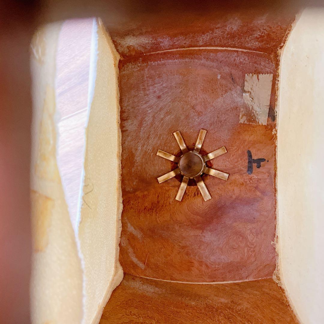 津軽三味線　花梨　丸打胴　津軽塗胴掛　太棹　正寸　天神欠け無　鼈甲撥付　平溝