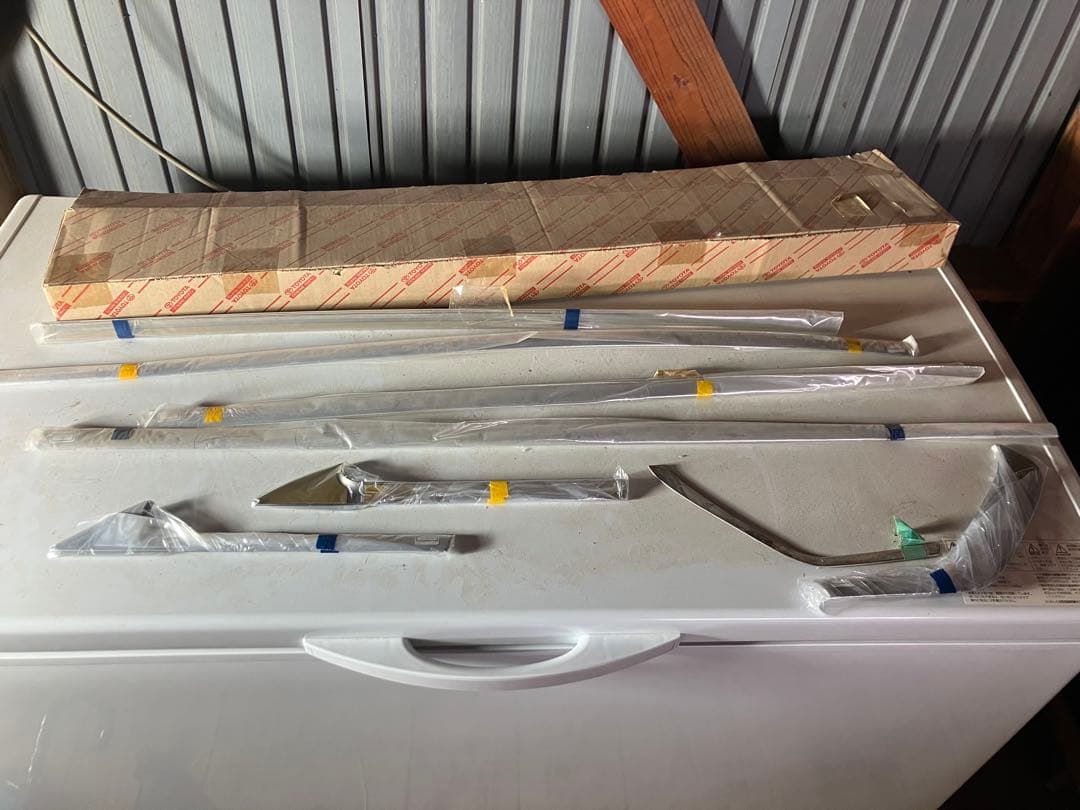 トヨタ純正サイドウインドウモールプリウス30系