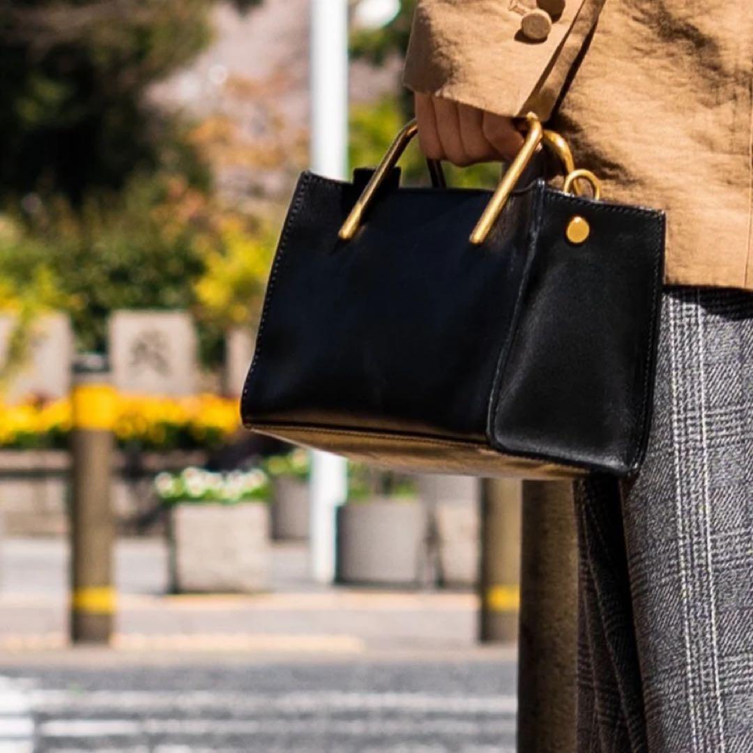 EMMA AURA エマオーラ　ゴールドハンドバッグ　黒