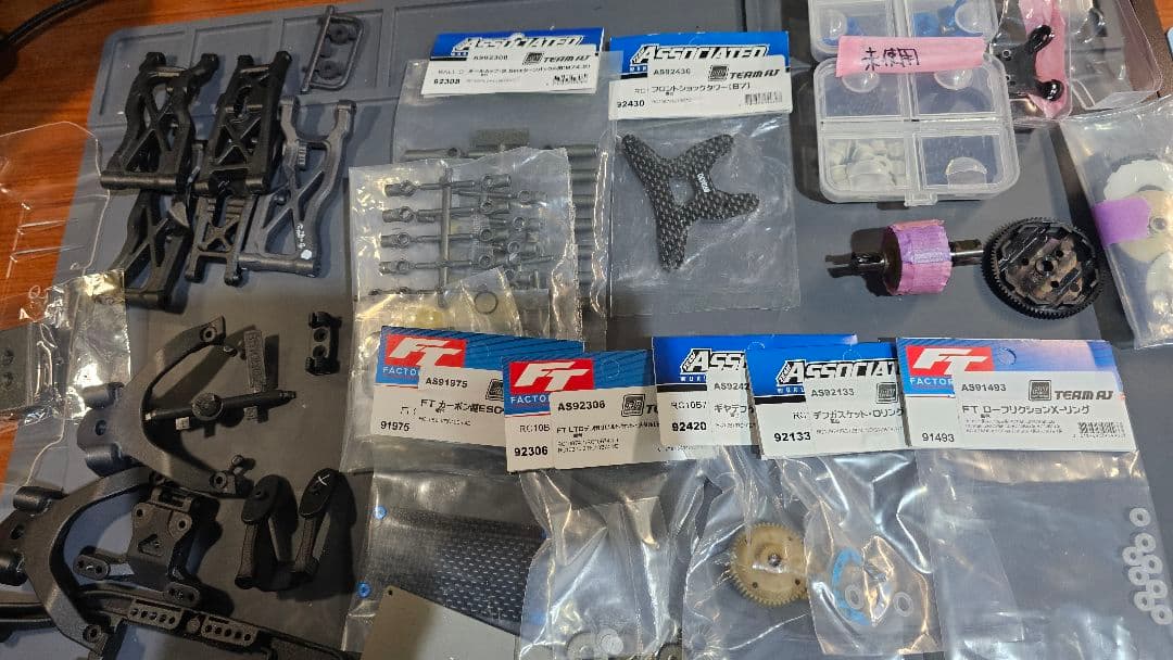 ASSOCIATED RC10 B7を2台(フルオプション)と大量スペアパーツ付