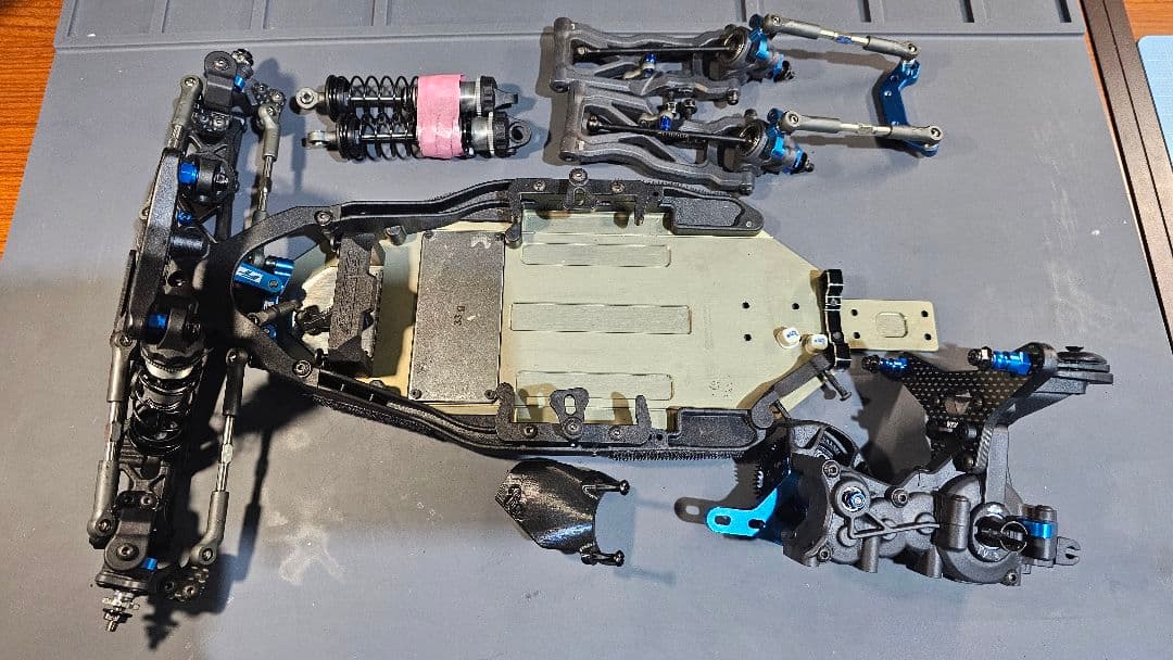 ASSOCIATED RC10 B7を2台(フルオプション)と大量スペアパーツ付