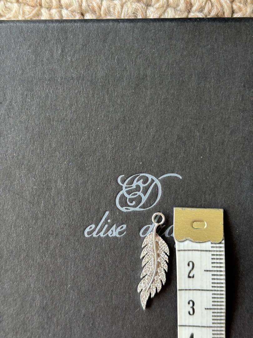 ドゥロワー　ダイヤ　羽　チャーム