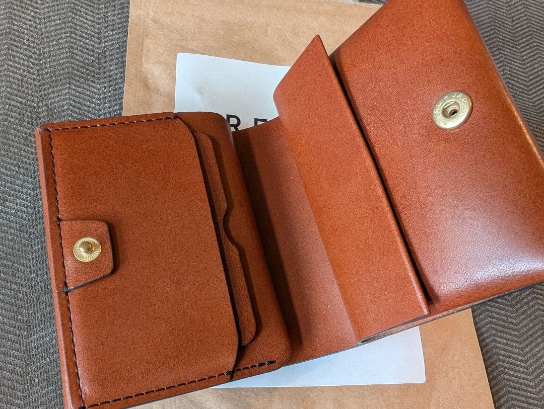 限定値下　美品　REVEL　コンパクトウォレットミニ財布　イナフ　本皮　 日本製