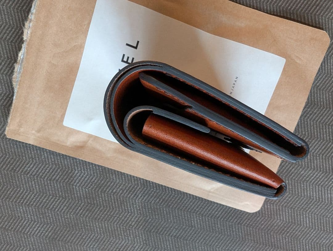 限定値下　美品　REVEL　コンパクトウォレットミニ財布　イナフ　本皮　 日本製