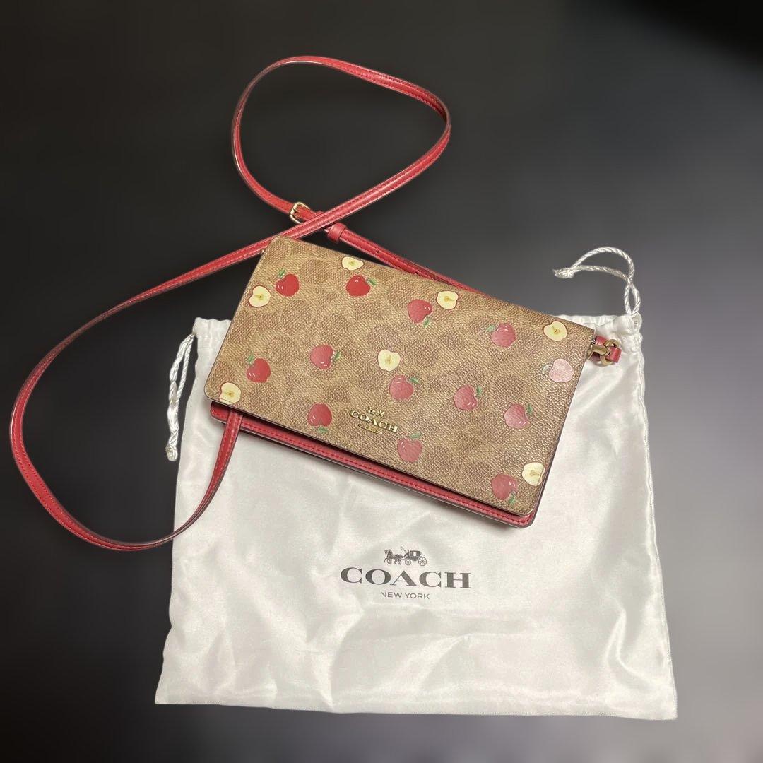 ゆずお値下げCOACH リンゴ柄 クラッチバッグ
