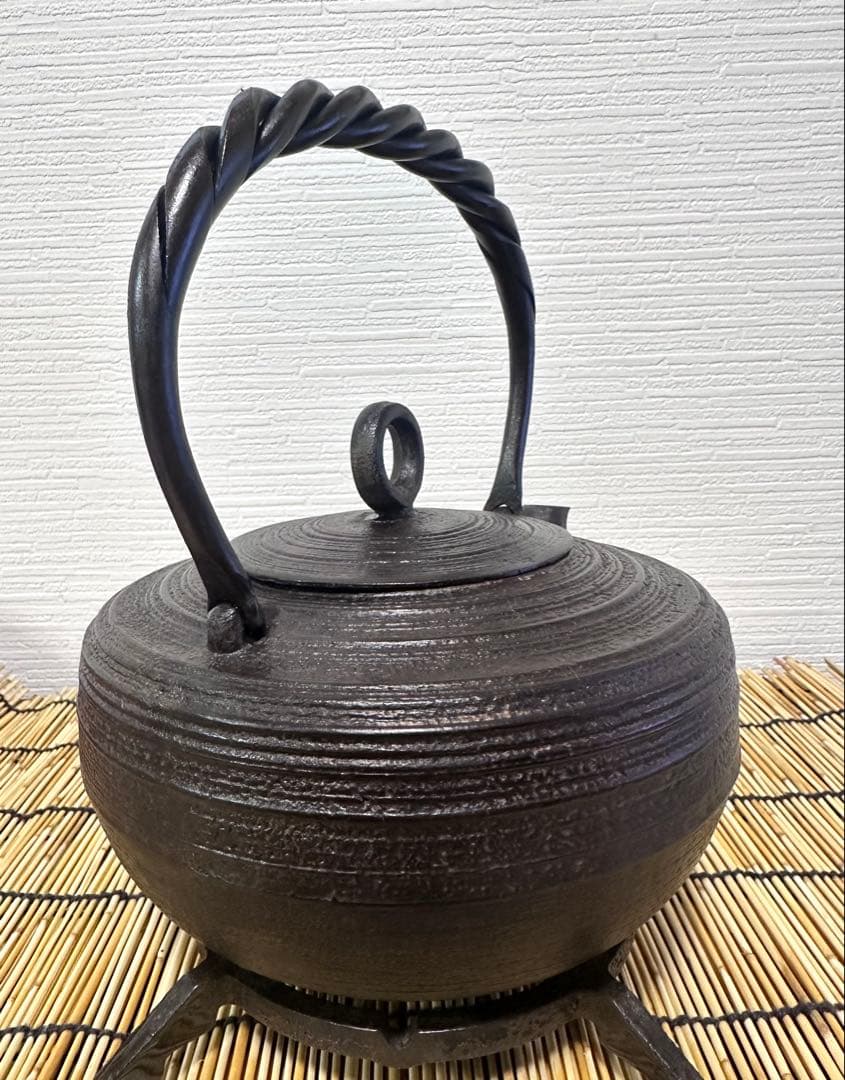 ＵＳＥＤ、美品　岩手県奥州 佐秋鋳造所 佐藤守巨造 捻鉉 糸目文様　南部鉄瓶