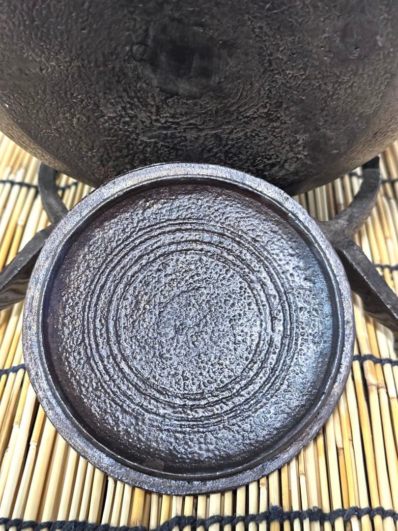 ＵＳＥＤ、美品　岩手県奥州 佐秋鋳造所 佐藤守巨造 捻鉉 糸目文様　南部鉄瓶