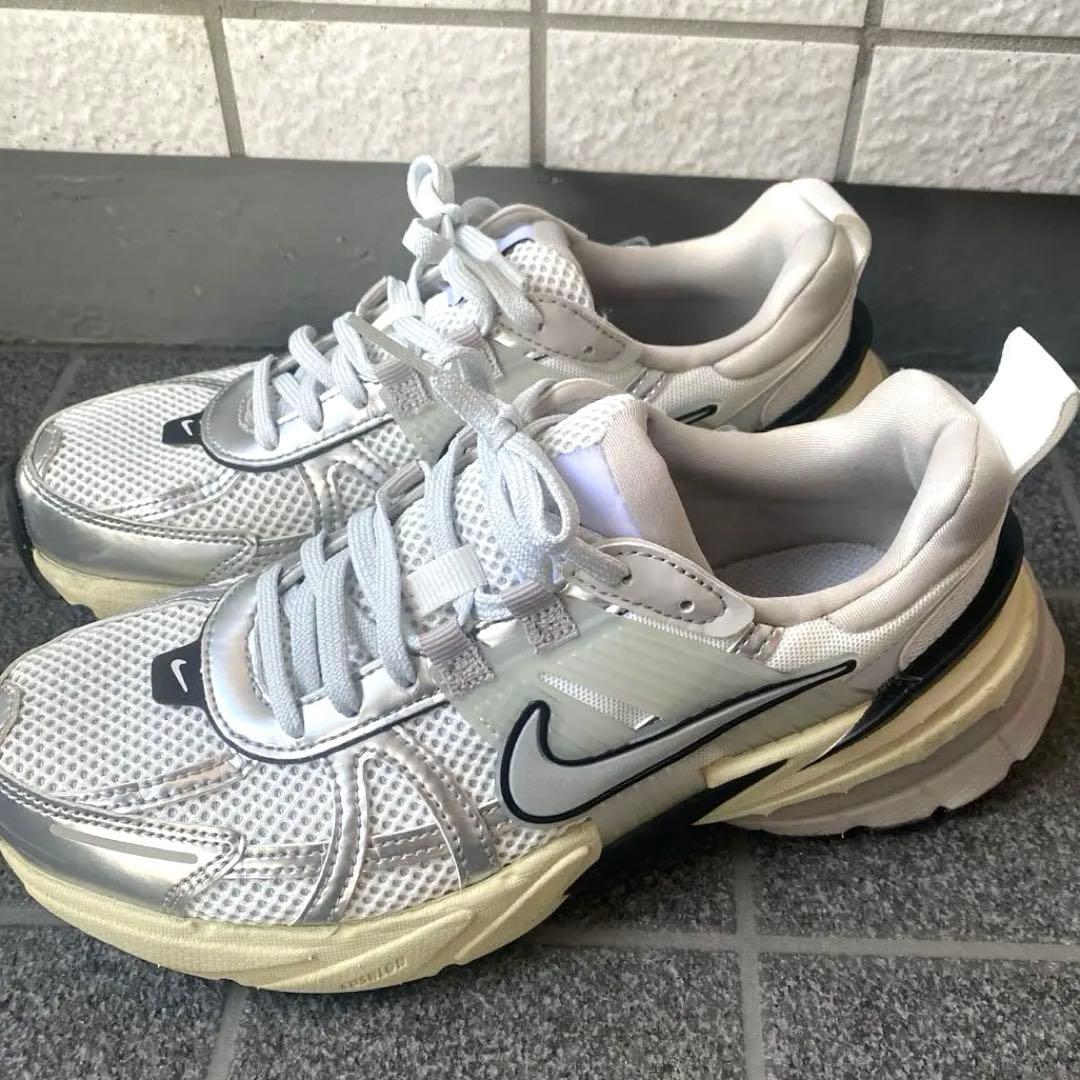 NIKE スニーカー シルバー NIKE V2K RUN 24cm