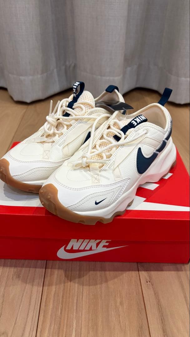 靴 NIKE TC7900 25cm