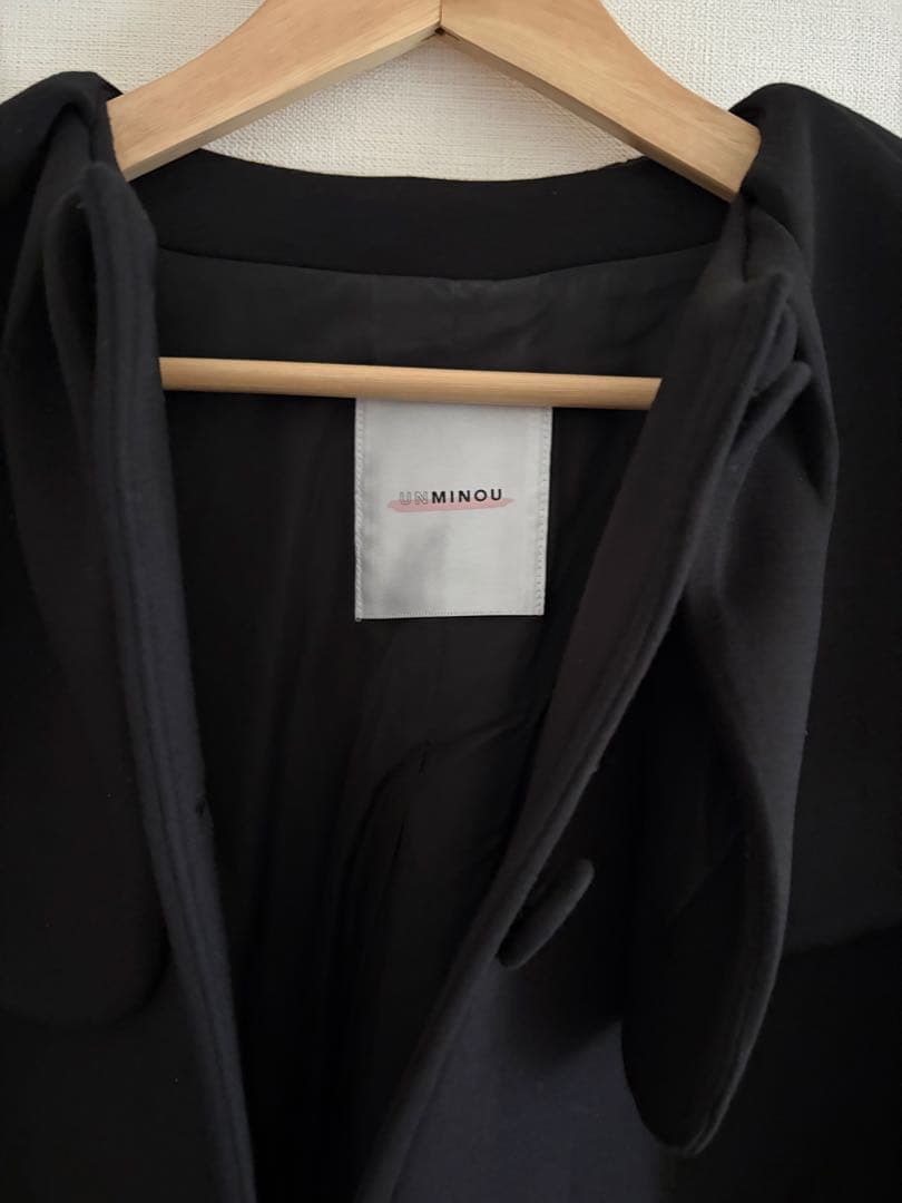 アンミヌ　ケープカラーコート　（Black）