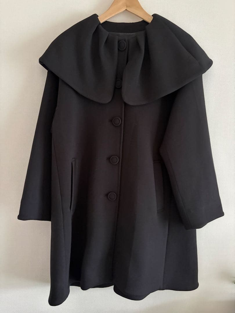 アンミヌ　ケープカラーコート　（Black）