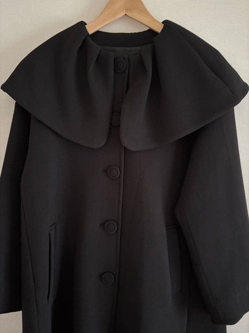 アンミヌ　ケープカラーコート　（Black）